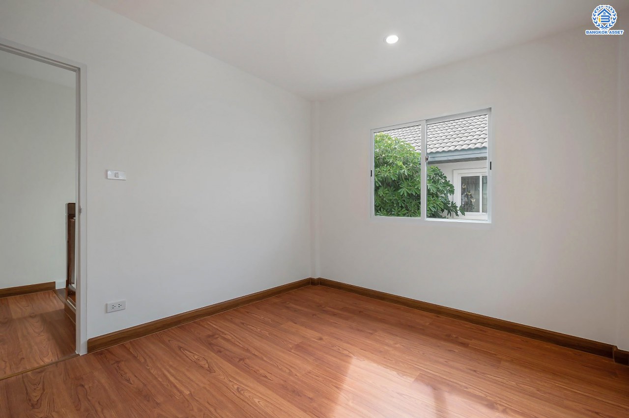 บ้านมือสองตกแต่งใหม่ โครงการ ชวนชื่นโมดัส ราชพฤกษ์-ท่าอิฐ เนื้อที่กว่า 57.8 ตร.ว. พร้อมฟังก์ชัน 3 ห้องนอน 2 ห้องน้ำ จอดรถได้ 2 คัน บนทำเลศักยภาพ เชื่อมต่อถนนรัตนาธิเบศร์ และถนนราชพฤกษ์ ทำเลใจกลาง 2 เซ็นทรัล ใกล้รถไฟฟ้า "สถานีบางรักน้อยท่าอิฐ"